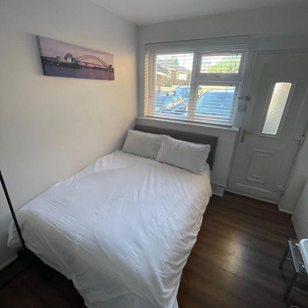 Fantastic Studio, Private Bathroom And Mini Kitchen. Thamesmead  Exterior photo
