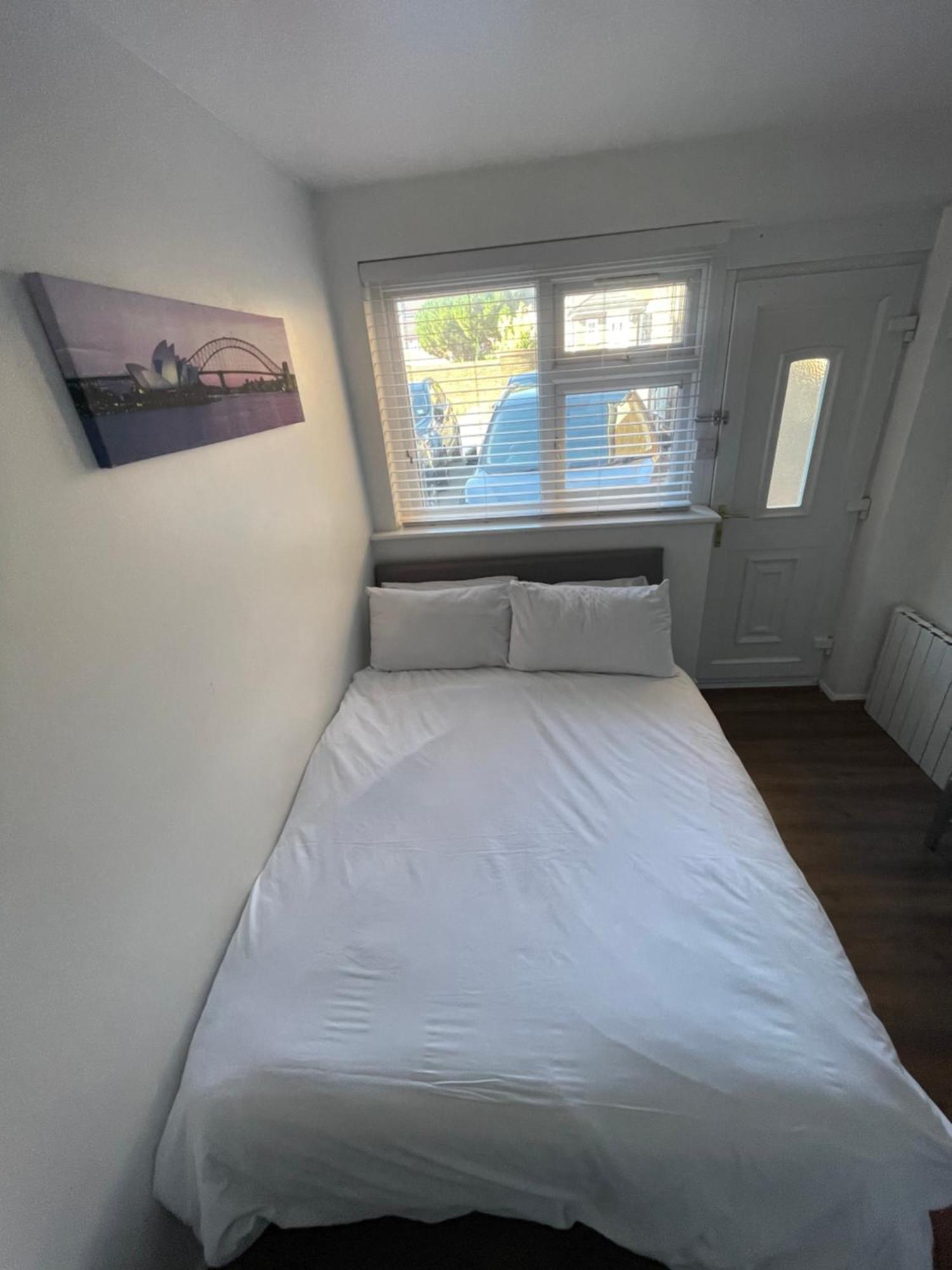 Fantastic Studio, Private Bathroom And Mini Kitchen. Thamesmead  Exterior photo