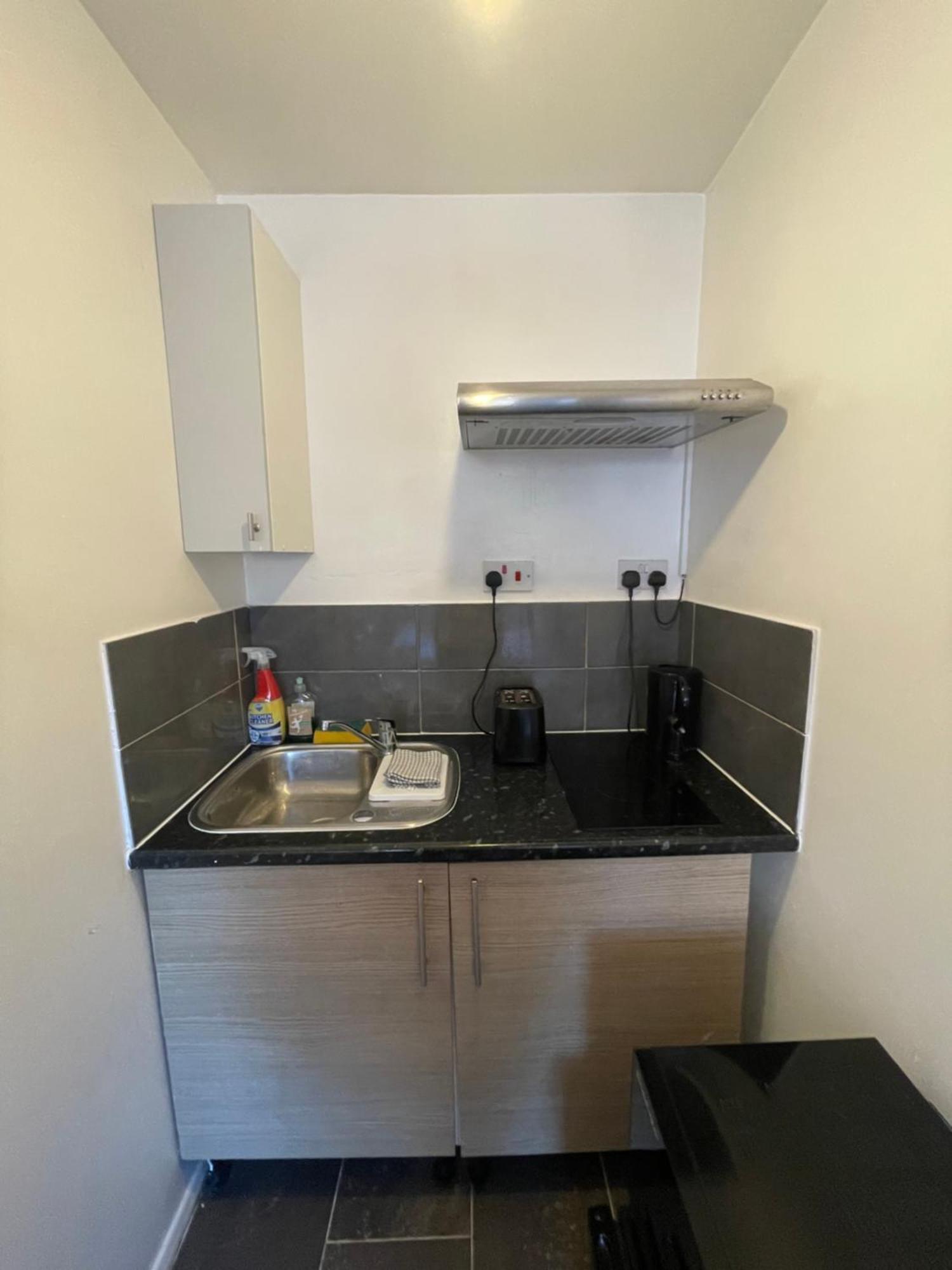 Fantastic Studio, Private Bathroom And Mini Kitchen. Thamesmead  Exterior photo