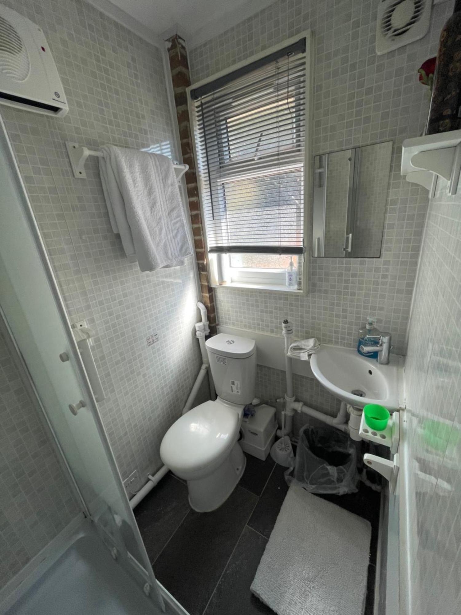 Fantastic Studio, Private Bathroom And Mini Kitchen. Thamesmead  Exterior photo